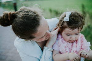 dochter, fotoshoot, peuter, buiten, laura siegal, mama van dijk, peuteruitspraken,