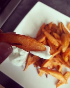 gezonde friet, zoete aardappel uit de oven, tzatziki saus