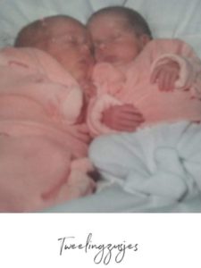 geboorte tweeling, geboorteverhaal, tweelingzusjes