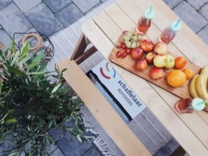 picknicktafel voor kinderen, zand en water tafel, olijfboom, schaffelaar hoveniers, samenwerking, mama van dijk