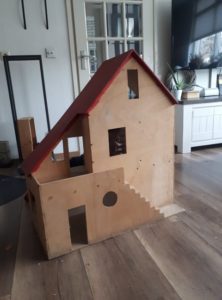 Een oud poppenhuis opknappen tot modern poppenhuis, wit wonen, wit roze poppenhuis